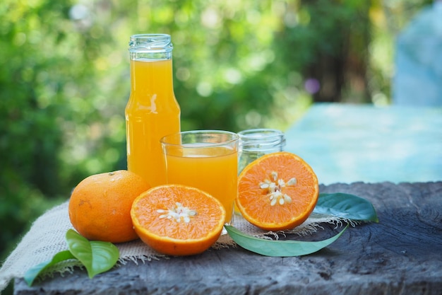 Foto jugo de naranja en la mesa