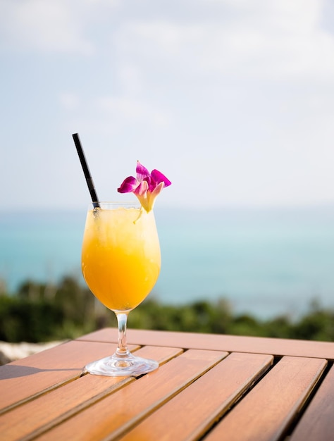 Jugo de naranja en la mesa