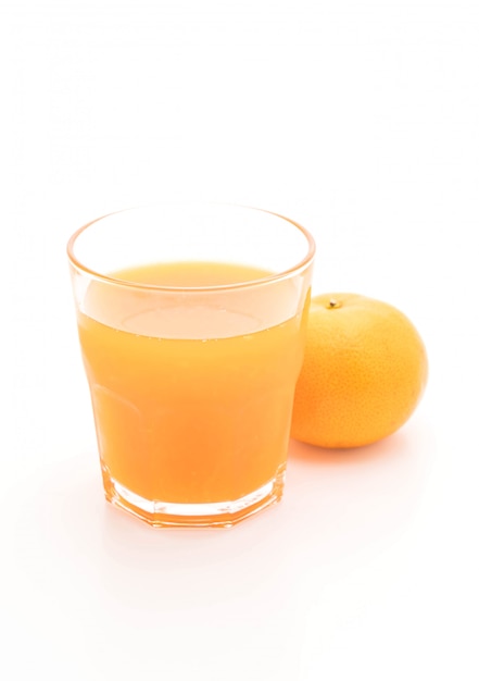 jugo de naranja con naranja sobre fondo blanco