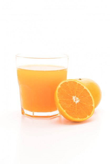 jugo de naranja con naranja sobre fondo blanco