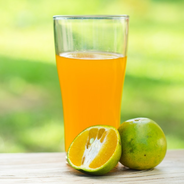 Jugo de naranja con naranjas frescas