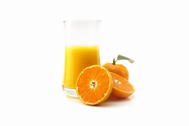 Jugo de naranja y naranjas y mandarinas