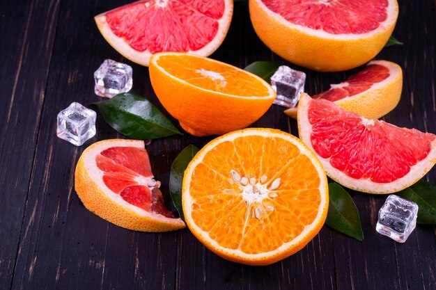 Jugo de naranja y pomelo en un fondo negro de madera