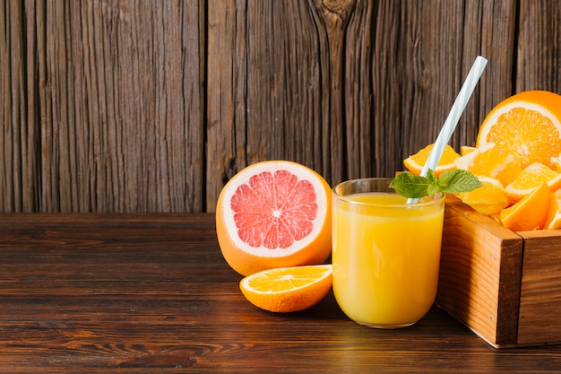 Jugo de naranja y pomelo sobre fondo de madera