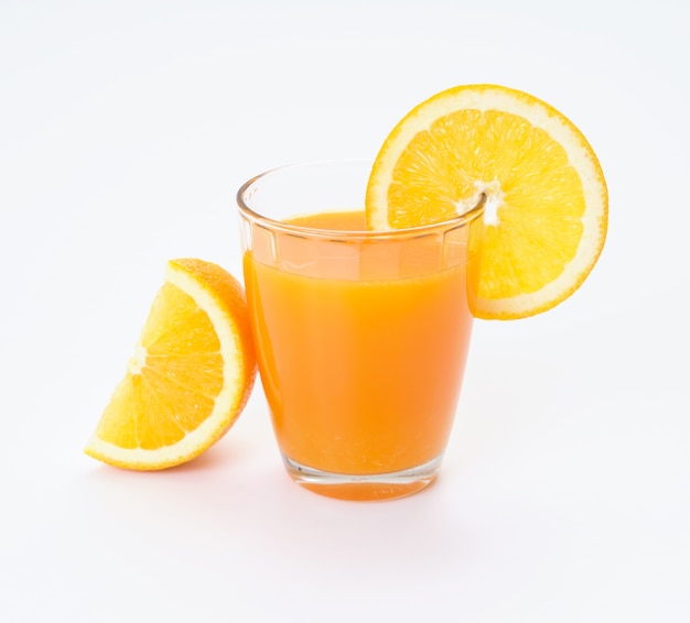 Jugo de naranja con rodaja en blanco