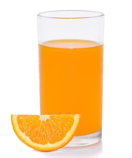 Jugo de naranja y rodajas de naranja aislado en blanco