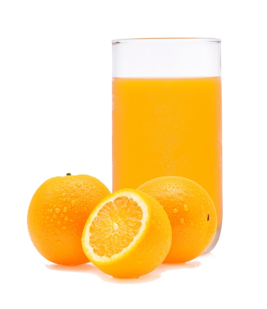 Jugo de naranja y rodajas de naranja aislado en blanco