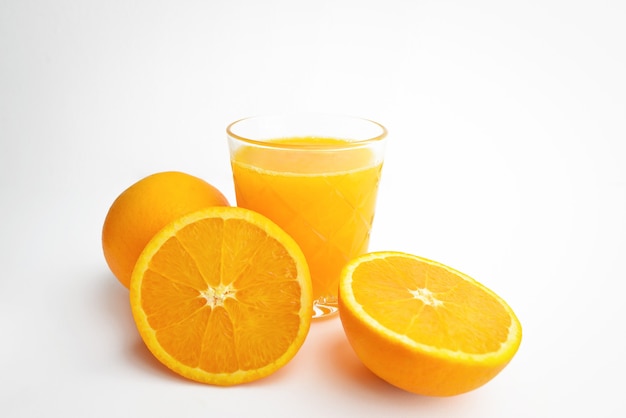 Jugo de naranja y rodajas de naranja aislado