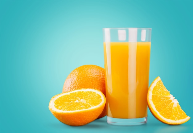 Jugo de naranja y rodajas de naranja sobre fondo