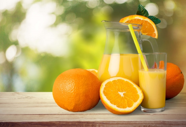 Jugo de naranja y rodajas de naranja sobre fondo