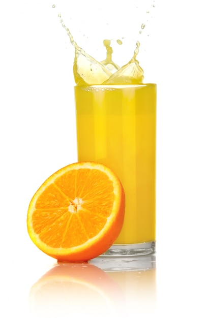 Jugo de naranja con rodajas de naranja en el vaso aislado