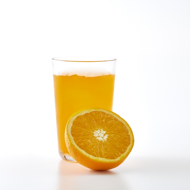 Jugo de naranja y rodajas de naranja