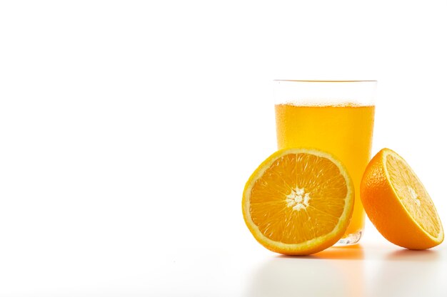 Jugo de naranja y rodajas de naranja