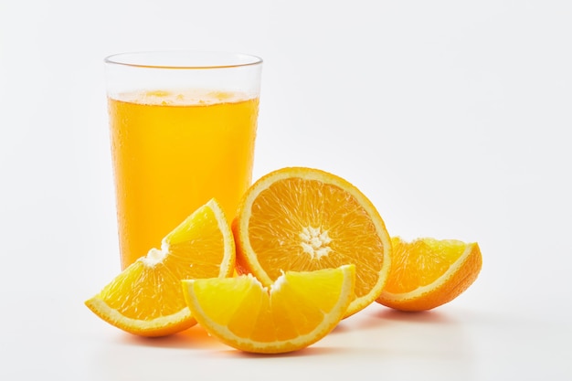 Jugo de naranja y rodajas de naranja