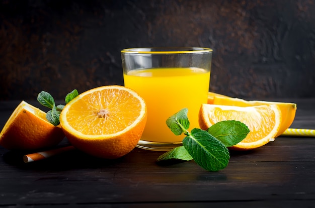 Jugo de naranja y rodajas de naranja