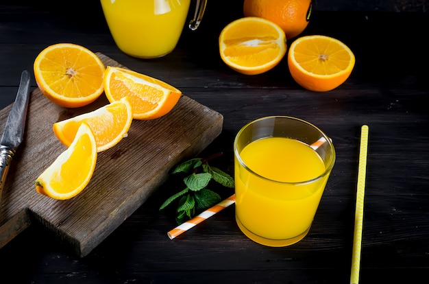 Jugo de naranja y rodajas de naranja