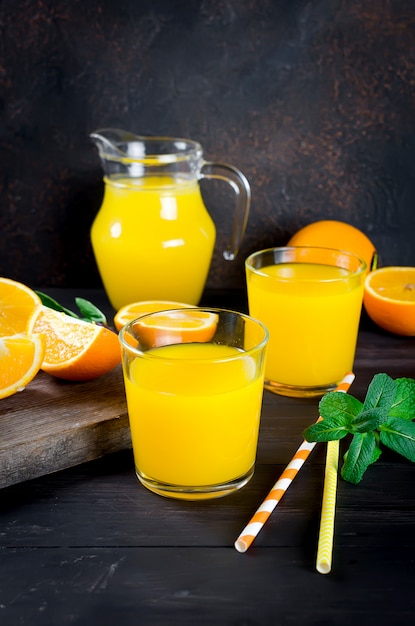 Jugo de naranja y rodajas de naranja