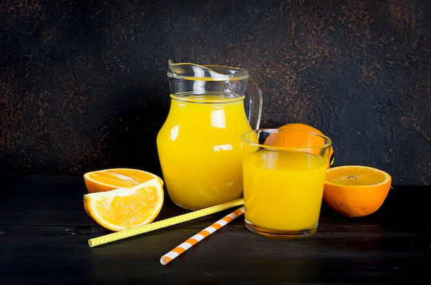 Jugo de naranja y rodajas de naranja