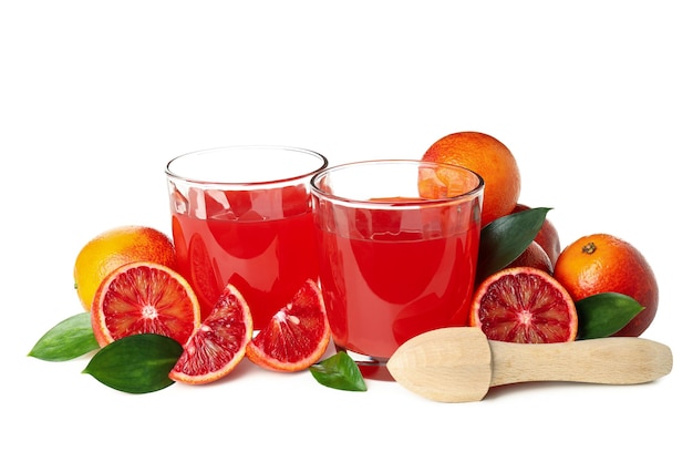 Jugo de naranja roja e ingredientes aislados sobre fondo blanco