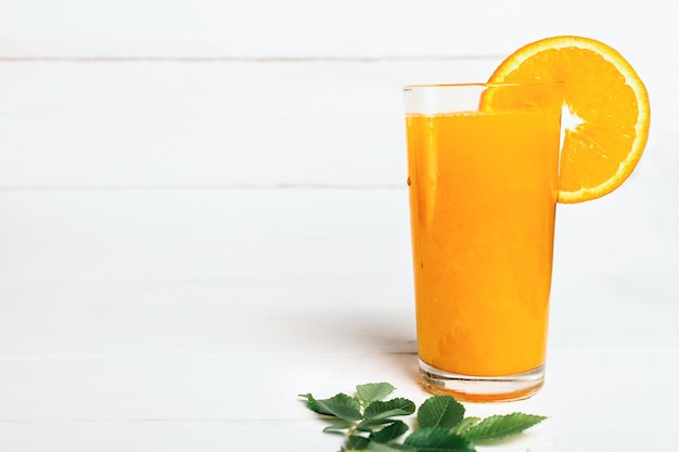 Jugo de naranja saludable en blanco