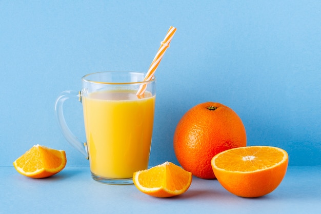 Jugo de naranja sobre un azul pastel aislado