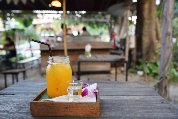 Jugo de naranja sobre fondo de madera