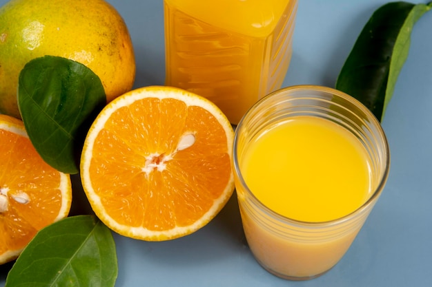 Jugo de naranja en la taza