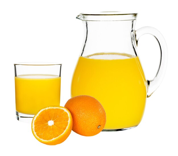 Jugo de naranja en un vaso y jarra con naranjas sobre un fondo blanco.