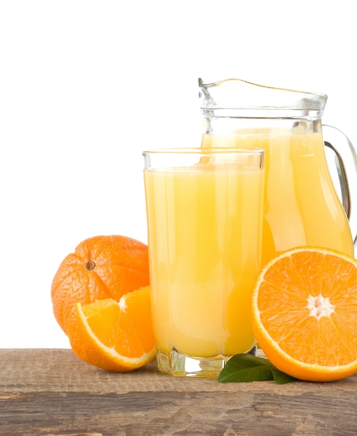 Jugo de naranja en vidrio y rodajas aislado sobre fondo blanco.