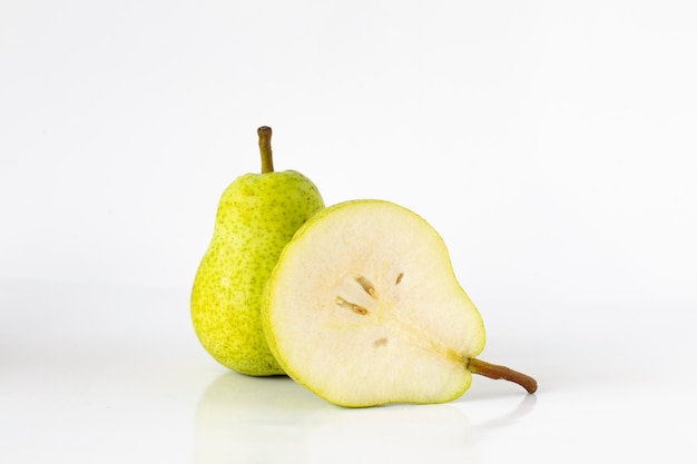 Jugo de pera, con las frutas al lado sobre un fondo blanco. Fruta de pera