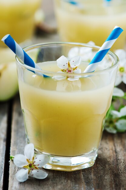 Jugo de peras frescas en la mesa de madera