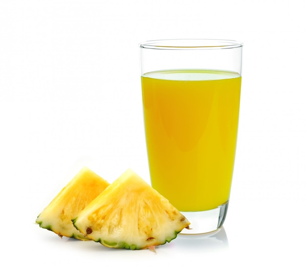 Jugo de piña aislado en blanco