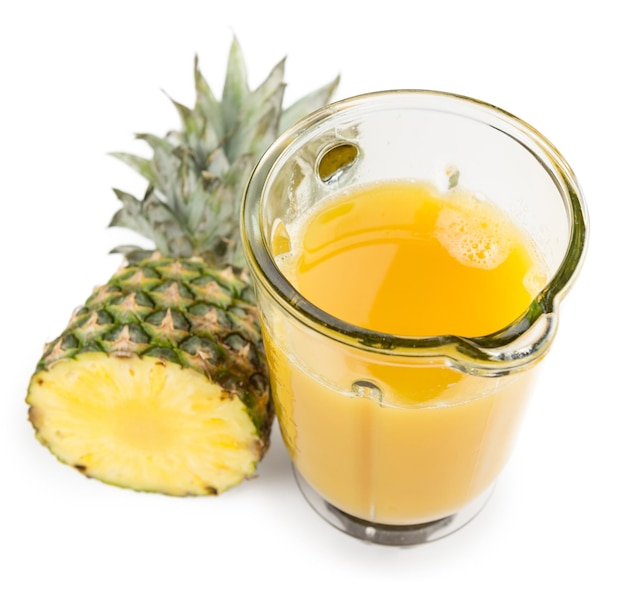 jugo de piña aislado en blanco