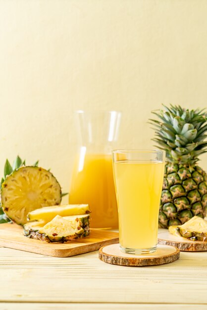 Jugo de piña fresca en la mesa de madera