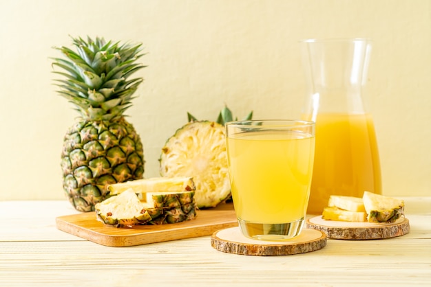 jugo de piña fresca en una rodaja de madera