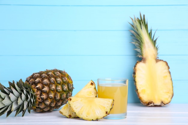 Jugo de piña fresco en el vaso con piña