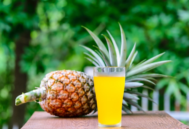 Jugo de piña en vaso con frutas frescas