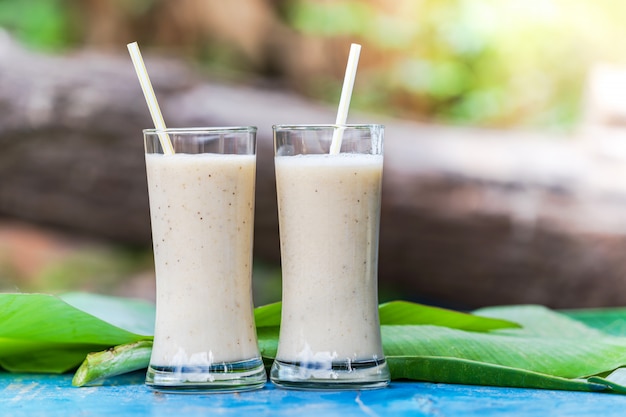 Jugo de plátano en una mesa de madera