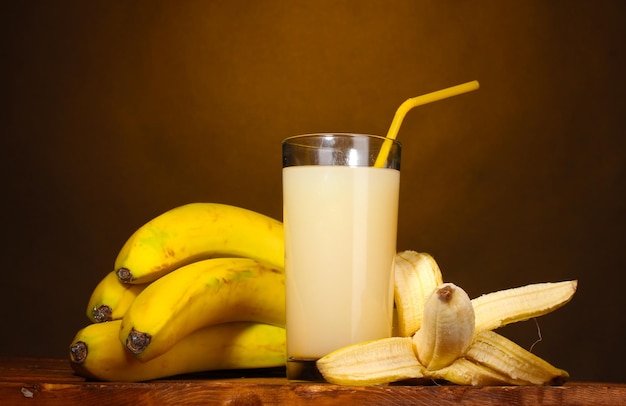 Foto jugo de plátano con plátanos en marrón