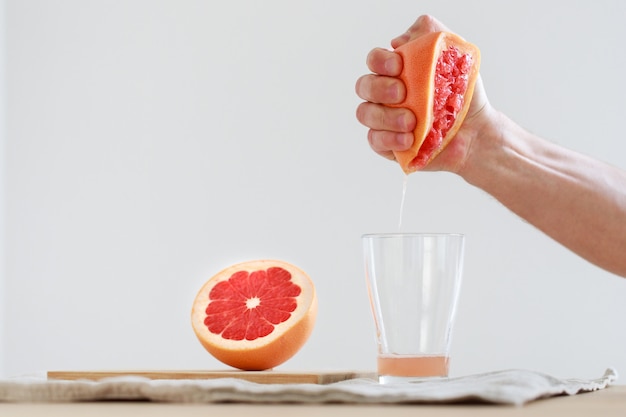 Jugo de pomelo exprimido a mano