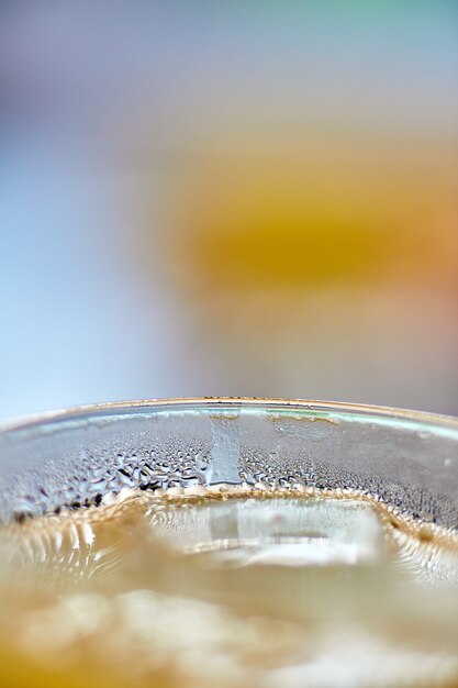 Jugo recién exprimido en un vaso con primer plano de hielo