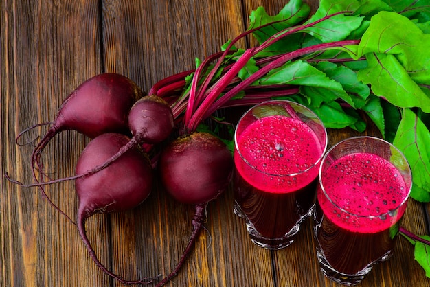 Jugo de remolacha en vaso y remolacha fresca