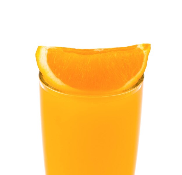 Jugo y rodajas de naranja