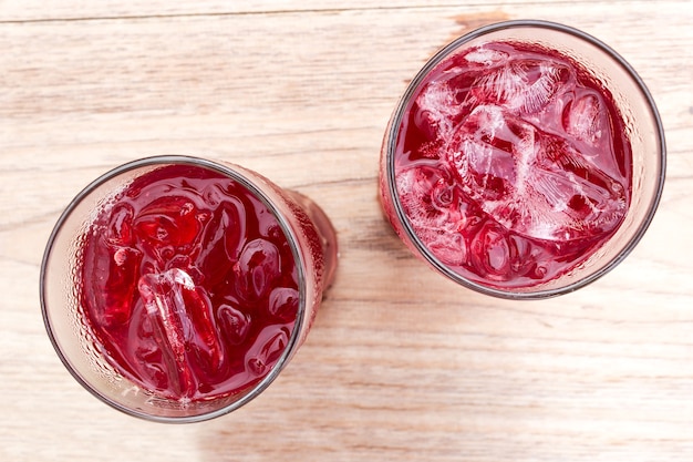 Foto jugo de roselle con hielo.