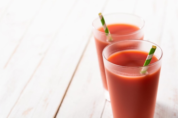 Jugo de sandía fresca en vaso