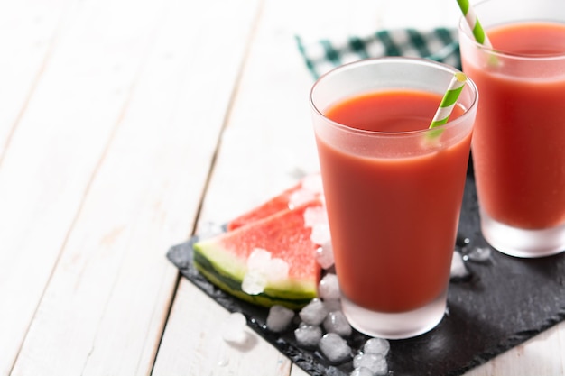 Jugo de sandía fresca en vaso