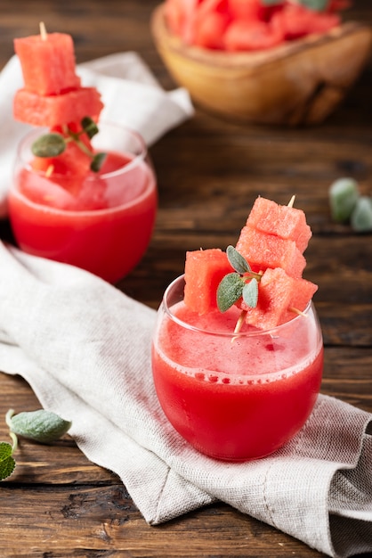 Jugo de sandía fría con salvia en la mesa de madera