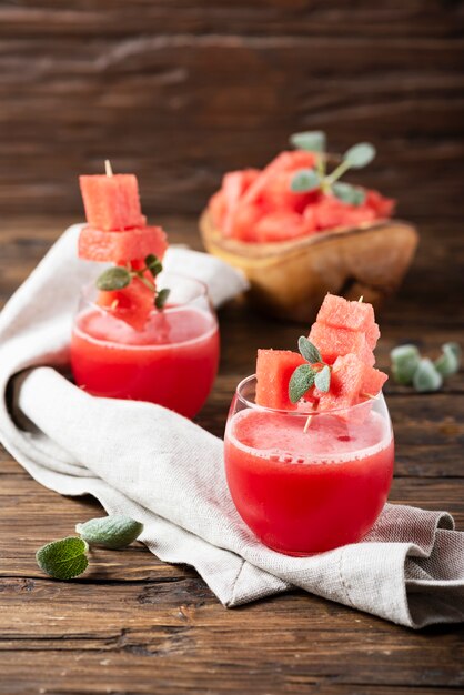 Jugo de sandía fría con salvia en la mesa de madera