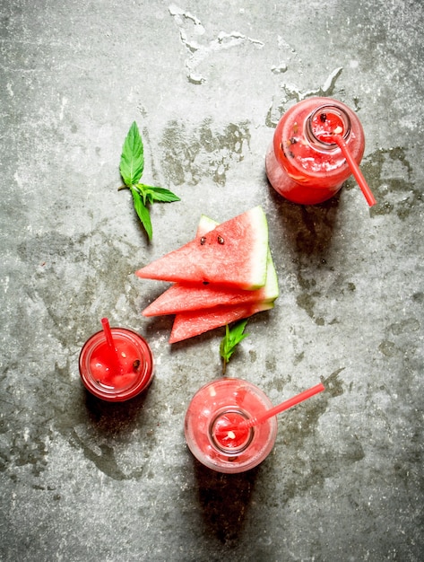 Jugo de sandía con menta. Sobre la mesa de piedra.