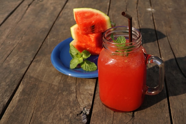 Jugo de sandia en la mesa de madera